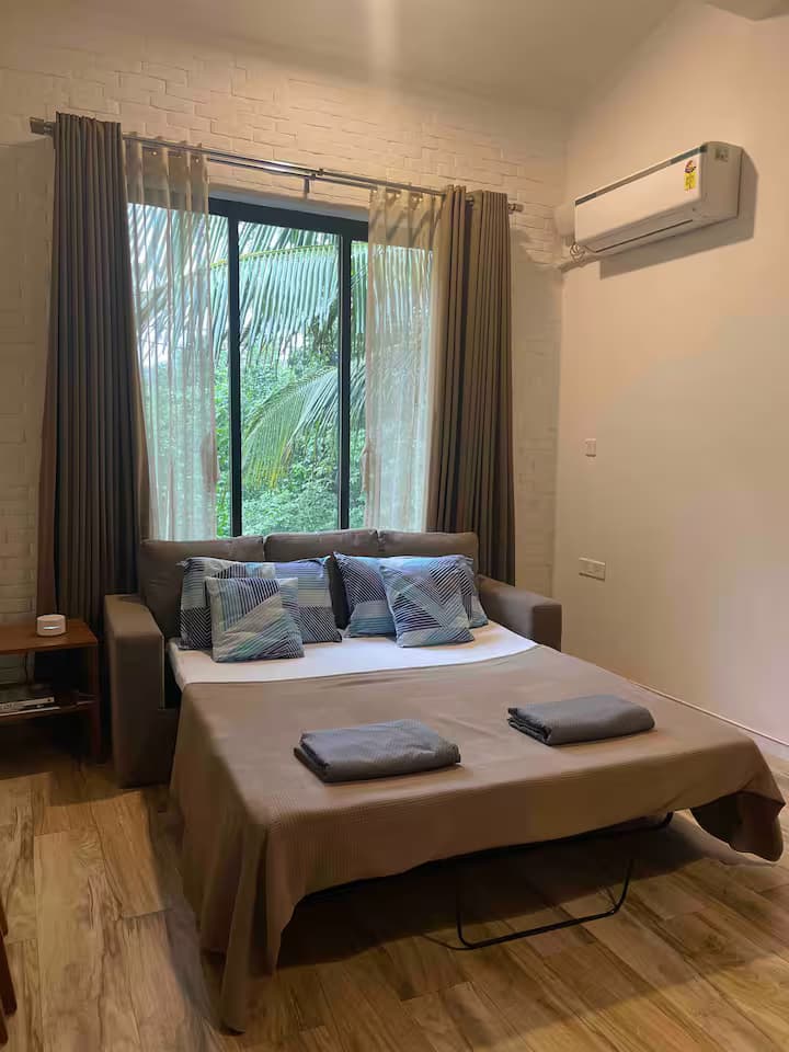 Modern 1BR w/Pool & Gym- 7 mins walk Vagator beach